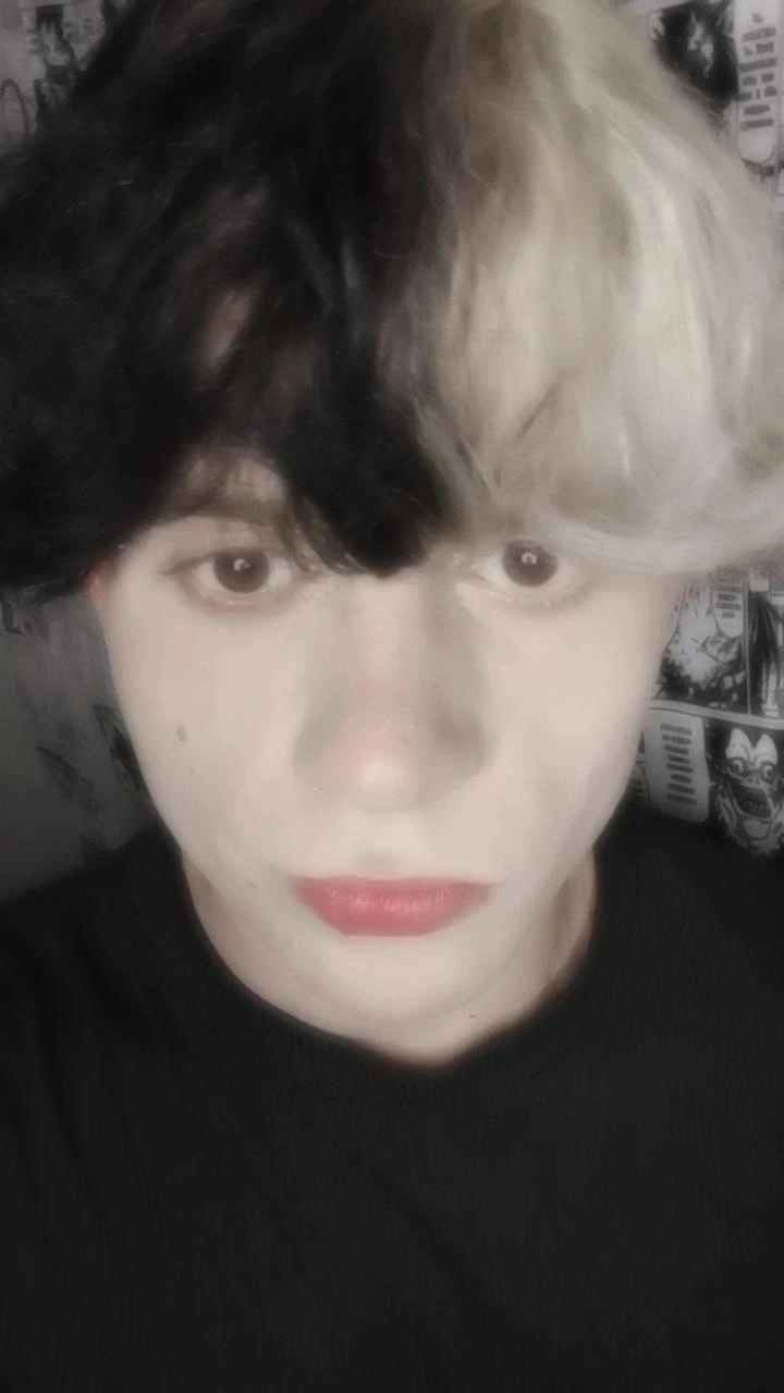 Foto de Teuzinho.h com cabelo metade preto e metade loiro