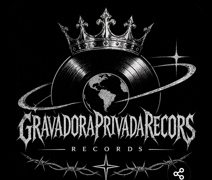 Logo da Gravadora privada records: coroa sobre um disco de vinil com o planeta Terra no centro e o nome GravadoraPrivadaRecors Records em letras góticas